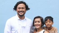 Keluarga Dwi Sasono tampil serasi dan kompak dalam berpakaian. Pool/Ismail/detikFoto.