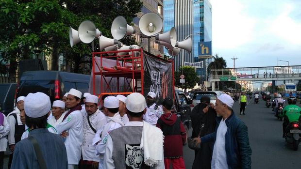  Jelang Sidang Ahok, Kelompok Massa Mulai Berdatangan di PN Jakut