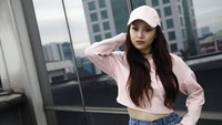 Wanita berusia 23 tahun itu mengawali kariernya pada konser Yovie Widianto.