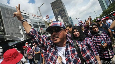 Begini Aksi Pendukung Ahok Saat Sidang