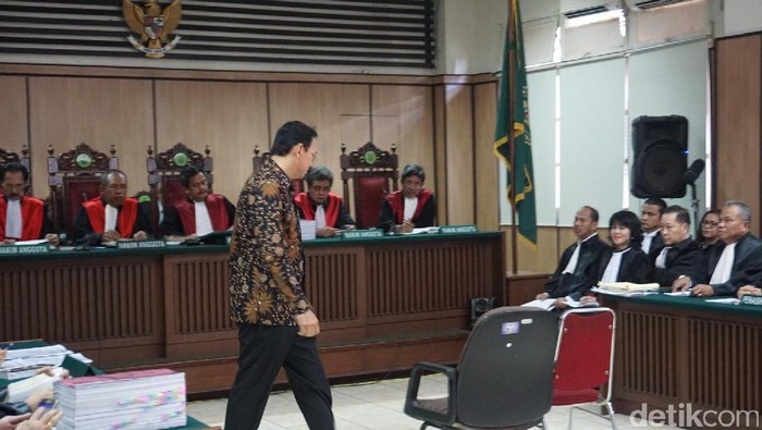 Sempat Lempar Senyum, Ahok Jalani Sidang Kedua