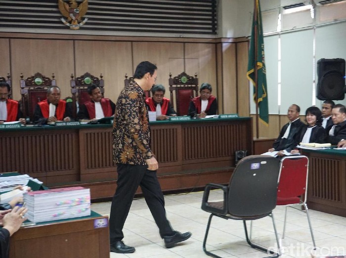 Jaksa Tolak Keberatan Ahok, Tim Pengacara Interupsi