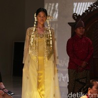 Koleksi Era Soekamto mengangkat tema Asmaradhana di IPMI Trend Show 2017. The Hall Lt.8. Senayan City. Jakarta. [Foto: Mohammad Abduh/Wolipop]