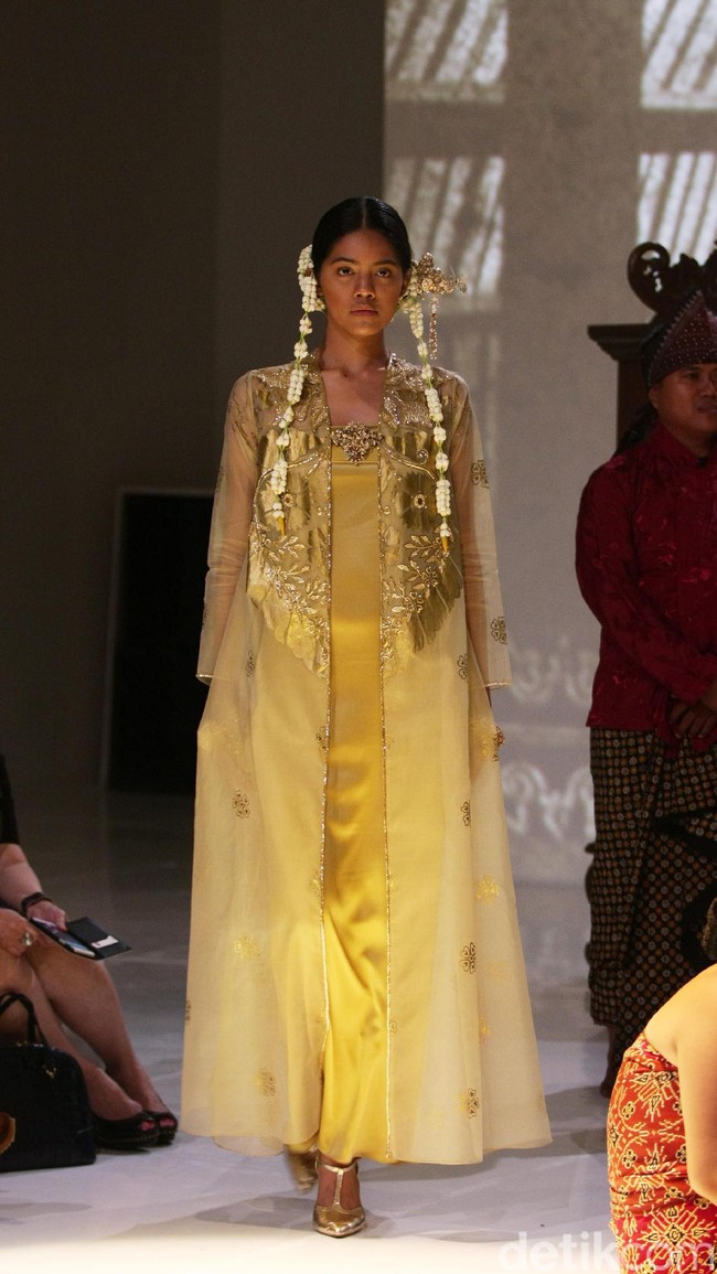 Koleksi Era Soekamto mengangkat tema Asmaradhana di IPMI Trend Show 2017. The Hall Lt.8. Senayan City. Jakarta. [Foto: Mohammad Abduh/Wolipop]