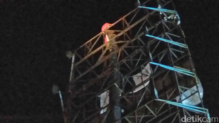 Hingga Malam, Pria Diduga Agustinus Belum Turun dari Tiang Baliho di Harmoni