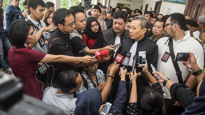 Ketua Jaksa Penuntut Umum Ali Mukartono memberikan keterangan kepada awak media seusai menjalani sidang lanjutan kasus dugaan penistaan agama di PN Jakarta Utara, Jakarta, Selasa (20/12). ANTARA FOTO/Pool/M Agung Rajasa/16