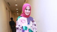 Alyssa terlihat mempesona dengan balutan baju muslim bermotif bunga. Pool/Palevi S/detikFoto.