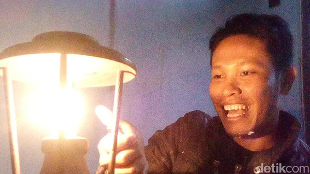 Pria Tamatan SD Ini Ciptakan Lampu Listrik Unik, Menyala Pakai Korek Api