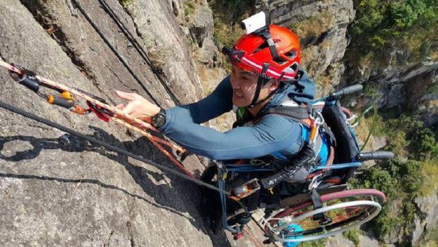 Pria Ini Sukses Panjat Tebing Setinggi 495 Meter dengan Kursi Roda