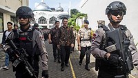Tinggalkan PN Jakarta Utara, di eks Gedung PN Jakpus, Jalan Gajah Mada, Jakarta Pusat, Selasa (20/12/2016), Ahok mendapat pengawalan ketat dari kepolisian usai sidang. Pool/Agung Rajasa.