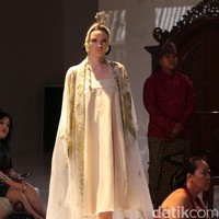 Koleksi Era Soekamto mengangkat tema Asmaradhana di IPMI Trend Show 2017. The Hall Lt.8. Senayan City. Jakarta. [Foto: Mohammad Abduh/Wolipop]