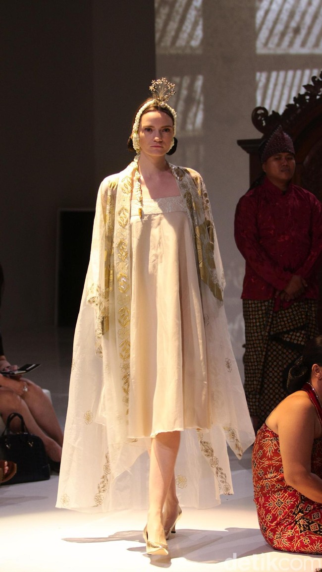 Koleksi Era Soekamto mengangkat tema Asmaradhana di IPMI Trend Show 2017. The Hall Lt.8. Senayan City. Jakarta. [Foto: Mohammad Abduh/Wolipop]