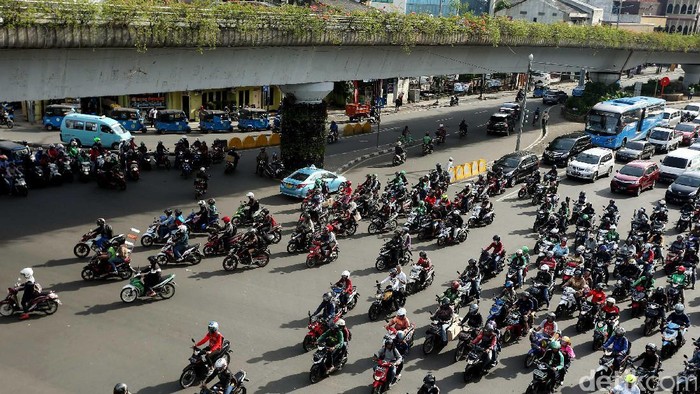 Lalu lintas di Perempatan Matraman, Jakarta, tampak semrawut. Hal ini karena minimnya polisi lalu lintas yang mengatur.