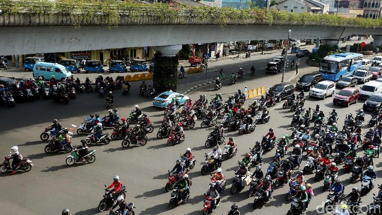 Arus Lalu Lintas di Perempatan Matraman Semrawut Lalu lintas di Perempatan Matraman, Jakarta, tampak semrawut. Hal ini karena minimnya polisi lalu lintas yang mengatur.