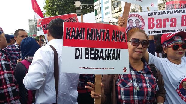 Spanduk pro Ahok.