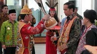 Menurut Agustiar Sabran, gelar ini memiliki dua makna. Pertama adalah wujud dukungan terhadap pemerintahan Presiden Jokowi. Kedua, pengakuan terhadap karakter kepemimpinan Jokowi yang sesuai dengan arti dan filosofi Raja Haring Hatungku Tungket Langit, yakni raja yang arif, bijaksana, berbudi luhur dan mengutamakan kepentingan rakyat dalam setiap keputusannya. Pool/Dok. Humas Kalteng.