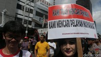 Beberapa massa juga membawa atribut berupa poster.