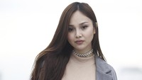 Penyanyi yang tumbuh besar di Belanda itupun memiliki paras cantik yang bikin para pria betah.
