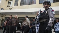 Bahkan beberapa polisi tampil dengan persenjataan lengkap. Pool/Agung Rajasa.