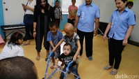 Seorang anak belajar berjalan.