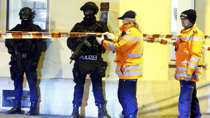 Tiga orang terluka dalam penembakan di ruang Masjid di kota Zurich, Swiss. Korban tergeletak di depan masjid dan polisi masih mengejar pelaku. Ini foto-fotonya.