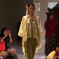 Koleksi Era Soekamto mengangkat tema Asmaradhana di IPMI Trend Show 2017. The Hall Lt.8. Senayan City. Jakarta. [Foto: Mohammad Abduh/Wolipop]