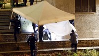 Korban tergeletak di luar masjid. Arnd Wiegmann/Reuters/detikFoto.