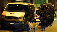 Polisi bersenjata lengkap dan anjing pelacak menyisir lokasi penembakan. Arnd Wiegmann/Reuters/detikFoto.