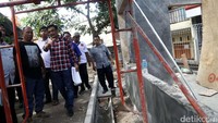 Djarot meninjau pembangunan Ruang Publik Terpadu Ramah Anak (RPTRA) di Tebet, Jakarta.