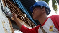 Petugas menyalakan meteran di Kampung Puay. Ist/PLN.