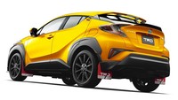 C-HR bergaya ekstrem dilengkapi bumper yang terkesan lebih kuat dengan hiasan perak, mud flap merah, boot lid spoiler hitam dan pelek alloy TRD TF6 18 inci. Foto: Toyota TRD