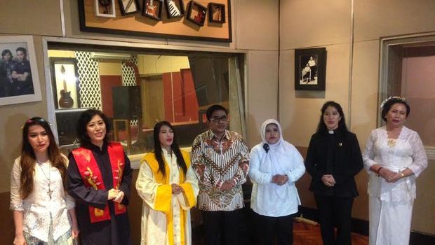 Sumarsono juga bernyayi bersama paduan suara.