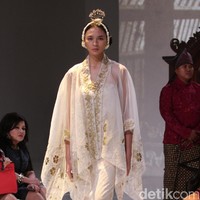 Koleksi Era Soekamto mengangkat tema Asmaradhana di IPMI Trend Show 2017. The Hall Lt.8. Senayan City. Jakarta. [Foto: Mohammad Abduh/Wolipop]