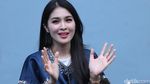 Sandra Dewi Berseri-seri Sambut Natal Tahun Ini