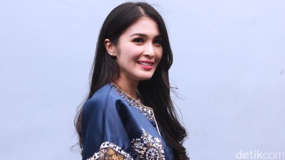 Sandra Dewi Berseri-seri Sambut Natal Tahun Ini