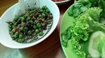 Gurih Pedas, Ayam Goreng dengan Dua Sambal Sunda