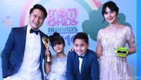 Keluarga Ari Untung saat berpose di depan kamera. Pool/Palevi S/detikFoto.