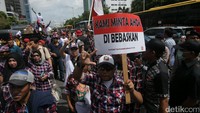 Massa yang mayoritas mengenakan kemeja kotak-kotak itu mengusung spanduk yang bertuliskan meminta agar Ahok dibebaskan.