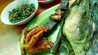 Tidak hanya ayam bakar, Anda juga bisa mencicip ayam goreng bumbu kuning, paru goreng dan pepes ikan mas. 