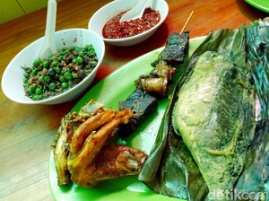 Warung Nasi Ibu Imas: Aduh, Raos Pisan! Sambal Dadak, Karedok Leunca Dipadu Ayam Goreng