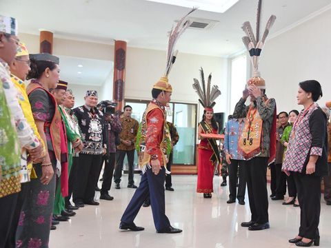 Presiden Jokowi menerima gelar raja Dayak, Selasa (20/12/2016)
