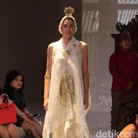 Koleksi Era Soekamto mengangkat tema Asmaradhana di IPMI Trend Show 2017. The Hall Lt.8. Senayan City. Jakarta. [Foto: Mohammad Abduh/Wolipop]