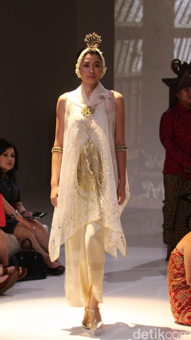 Koleksi Era Soekamto mengangkat tema Asmaradhana di IPMI Trend Show 2017. The Hall Lt.8. Senayan City. Jakarta. [Foto: Mohammad Abduh/Wolipop]