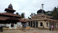 Saat gempa 6,5 Skala Richter mengguncang Pidie Jaya, masjid yang terbuat dari kayu jati ini tetap kokoh berdiri. Hanya bagian dinding beton yang menyambungkan masjid ini dengan masjid baru di sebelahnya yang rusak, namun kini sudah dibersihkan kembali (Agus Setyadi/detikTravel)