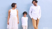 Pasangan itu sedang senang-senangnya memakai produk lokal dan kembaran. Pool/Ismail/detikFoto.
