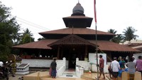 Sejarahnya, masjid ini dibangun oleh Syekh Abdus Salim. Pembangunan masjid dilakukan secara gotong royong dengan warga sekitar. Masjid ini dibangun dari kayu, dengan 16 tiang sebagai penyangga untuk menopang masjid beratap 3 susun ini (Agus Setyadi/detikTravel)
