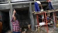 Djarot melihat bangunan RPTRA yang tengah dikebut pengerjaannya.