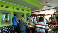 Sepanjang kawasan Balong Gede ada beberapa gerai bernama Warung Nasi Ibu Imas yang selalu ramai dikunjungi pelanggannya. Makanannya beragam, mulai ayam bakar, pepes hingga sayur asem.