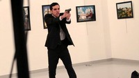 Pelaku menodongkan pistolnya ke arah pengunjung. Dok CNN.