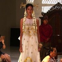 Koleksi Era Soekamto mengangkat tema Asmaradhana di IPMI Trend Show 2017. The Hall Lt.8. Senayan City. Jakarta. [Foto: Mohammad Abduh/Wolipop]